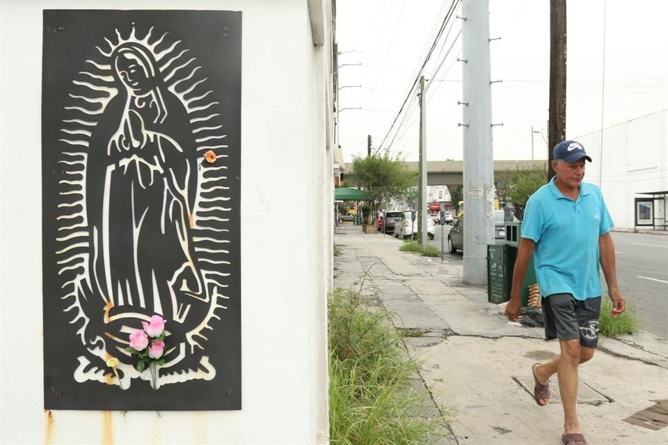 La Virgen en Todos Lados - placa en la calle