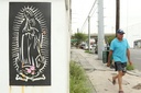 La Virgen en Todos Lados - placa en la calle
